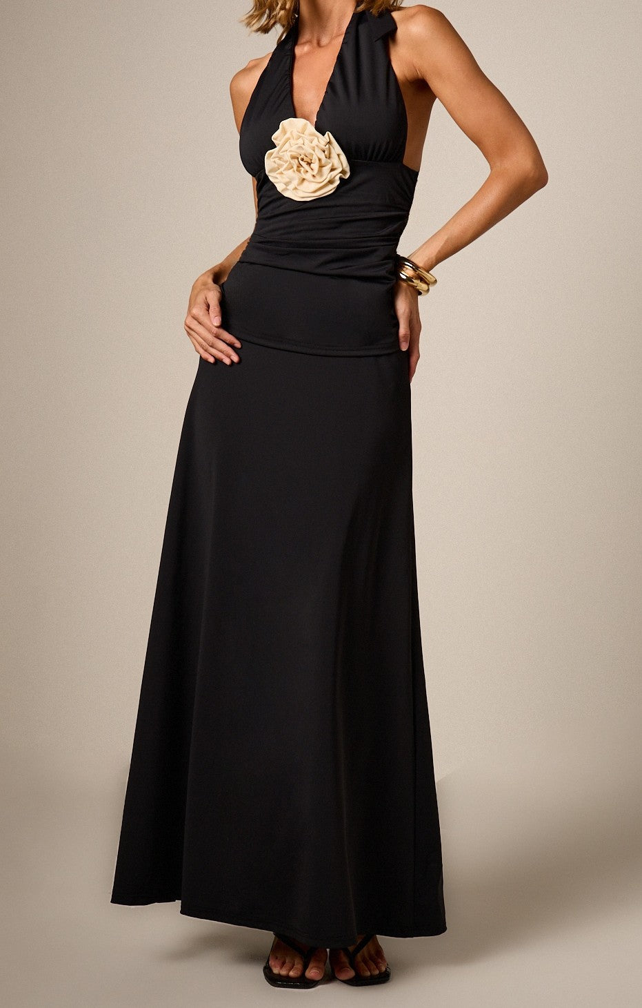 Kontrast-Korset-Halter-Neck-Maxi-Bluse mit tiefem V-Design, Rückschnitt, offener Rückseite, Schnall-Detail, Abendformalkleid