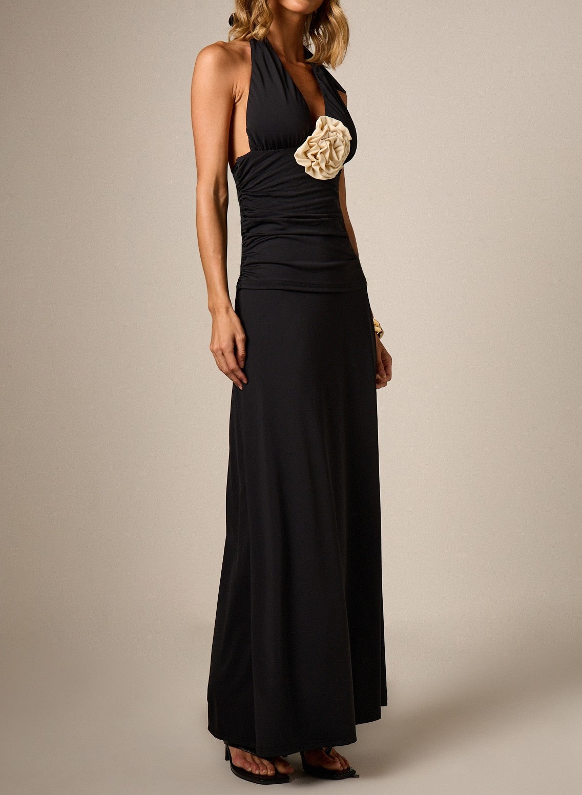 Kontrast-Korset-Halter-Neck-Maxi-Bluse mit tiefem V-Design, Rückschnitt, offener Rückseite, Schnall-Detail, Abendformalkleid